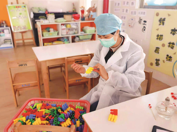 市疾控中心工作人員在進行手足口病毒監測及消殺。