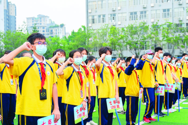 學(xué)生集體宣讀防溺水倡議書。 惠州日報記者湯渝杭 攝