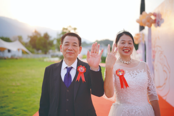     楊國榮、郭靈聰夫妻：風風雨雨走過大半輩子，這次終圓婚紗夢。希望下輩子還能再相遇！