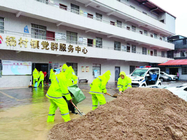     博羅楊村鎮(zhèn)黨員干部深入防汛一線。惠州日報記者李燕文 攝