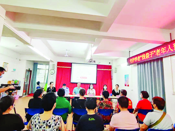     大亞灣區法院在澳頭居家養老服務中心開展防止養老詐騙現場宣傳活動。    惠州日報記者曾靜妍 通訊員章婷 攝