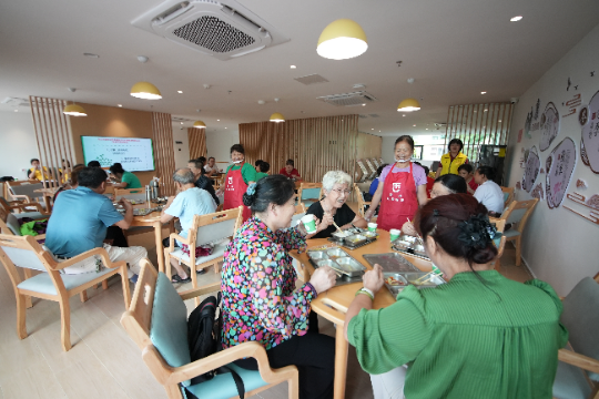 圖:中山市東區街道綜合養老服務中心內長者在用餐.JPG