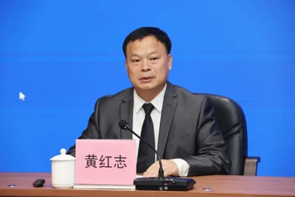 惠州市生態(tài)環(huán)境局舉行“守護綠水青山 護航高質量發(fā)展”新聞發(fā)布會-黃宏志_副本.jpg